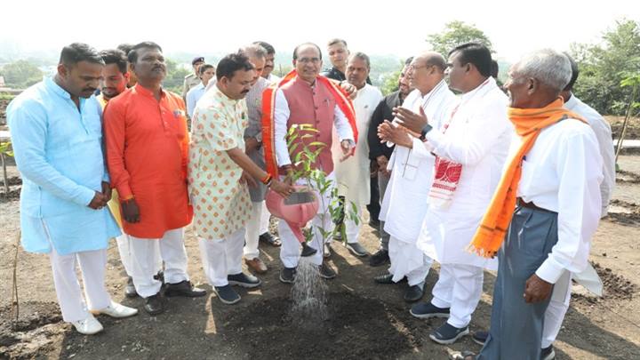 मुख्यमंत्री श्री चौहान के साथ किसान मोर्चा अधिकारियों, व्यापारी प्रतिनिधियों और सामाजिक कार्यकर्ताओं ने पौधे लगाए